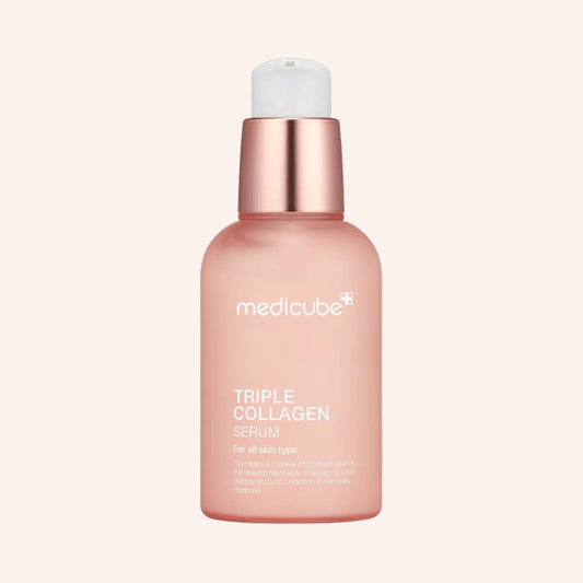 Medicube Triple Collagen Serum 55ml – klare Flasche mit weißer Kappe und rosa Inhalt vor Schwarz
