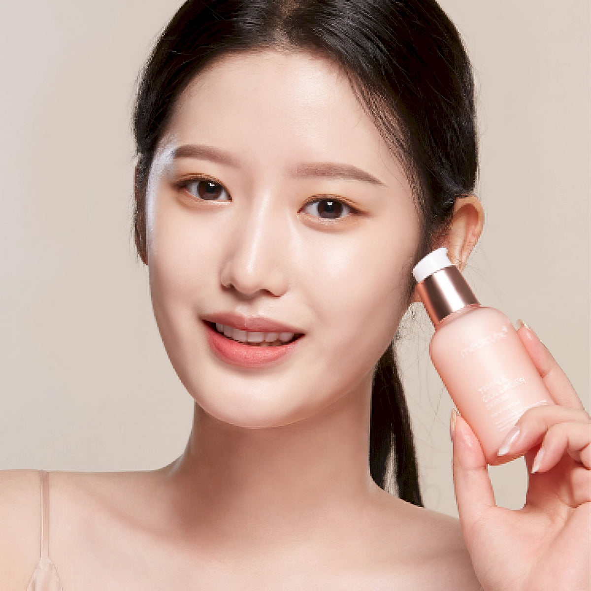 Medicube Triple Collagen Serum 55ml – Splitscreen mit Flasche und Detailaufnahme