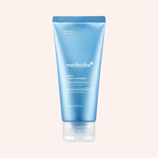 Medicube Zero Foam Cleanser 120g – blaue Tube mit weißer Kappe und weißem Logo, aufrecht vor tiefschwarzem Hintergrund