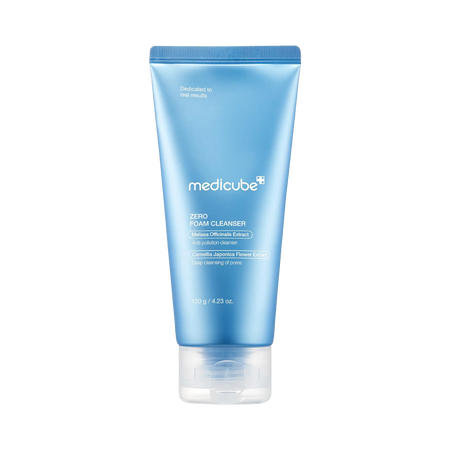 Medicube Zero Foam Cleanser 120g – blaue Tube mit weißer Kappe und weißem Logo, aufrecht vor tiefschwarzem Hintergrund