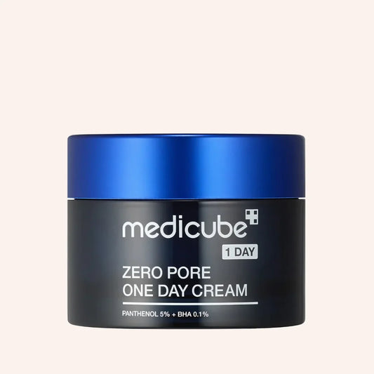 Medicube Zero Pore One Day Cream 50ml – zylindrischer Tiegel mit Blauverlauf und weißer Schrift vor dunklem Hintergrund