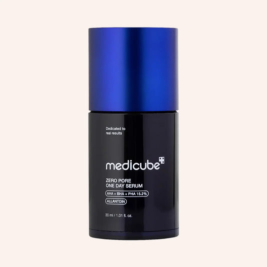 Medicube Zero Pore One-day Serum 30ml – Tube mit metallischem Glanz und Farbverlauf von Blau unten zu Weiß oben vor Schwarz