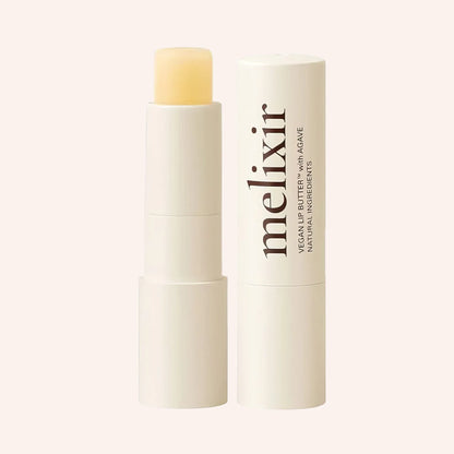 Melixir Vegan Lip Butter #01. Agave – weiße Tube mit Kappe und schwarzer Serifenschrift vor tiefschwarzem Hintergrund