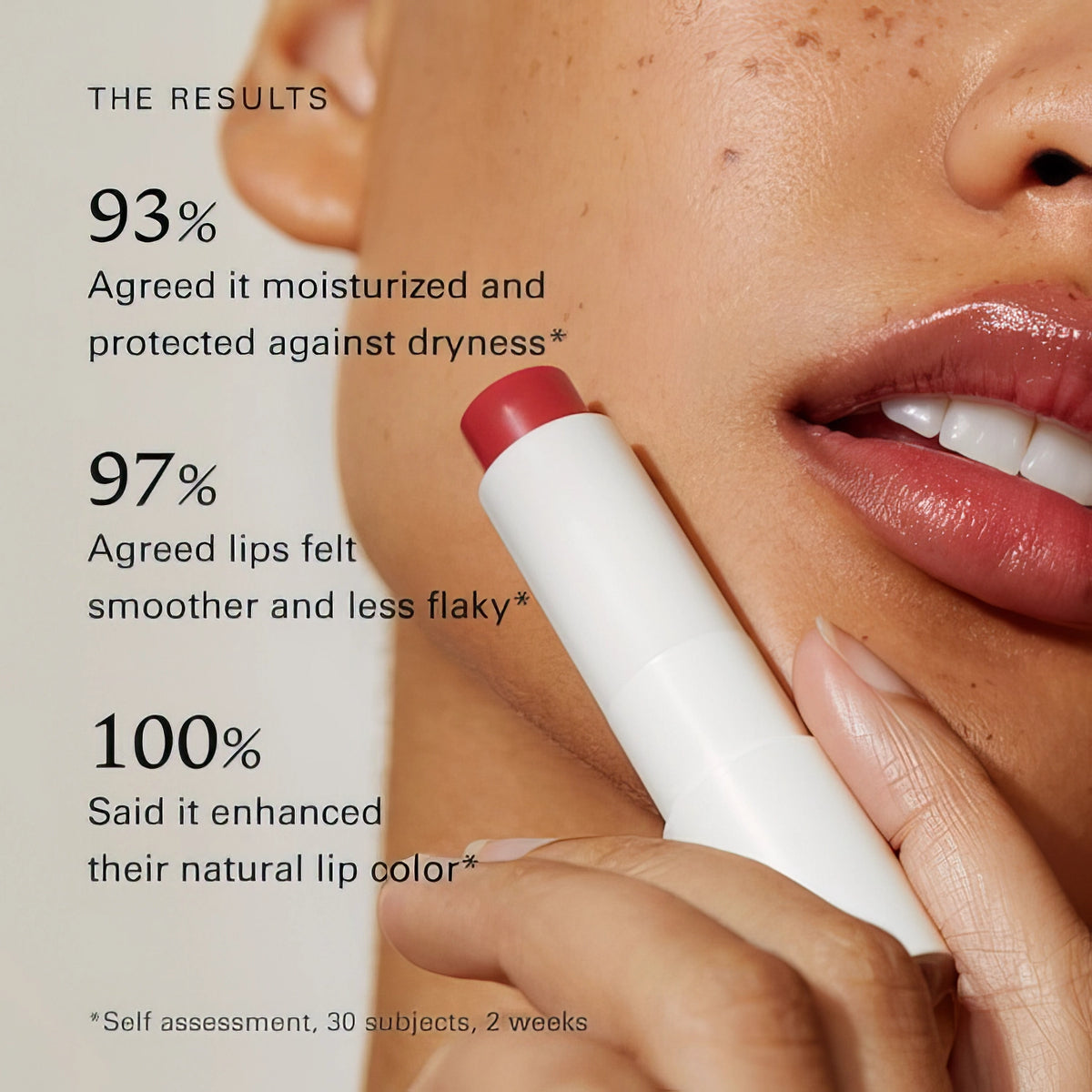 Melixir Vegan Lip Butter #05. Dewy Rose – weißer Stift mit roter Kappe neben stilisiertem Frauenprofil auf Weiß