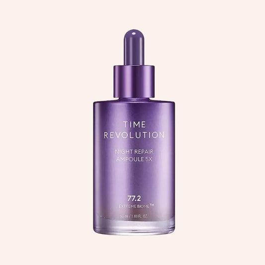 Missha Time Revolution Night Repair Ampoule 5x 50ml – violette Pipettenflasche vor dunklem Hintergrund