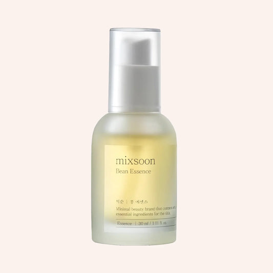 Mixsoon Bean Essence 30ml – klare Glasflasche mit silberner Kappe und schlichtem Etikett vor Schwarz
