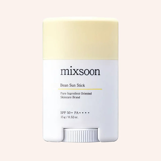 Mixsoon Bean Sun Stick SPF 50+ PA++++ 15g – weiß-gelber Stick vor schwarzem Hintergrund
