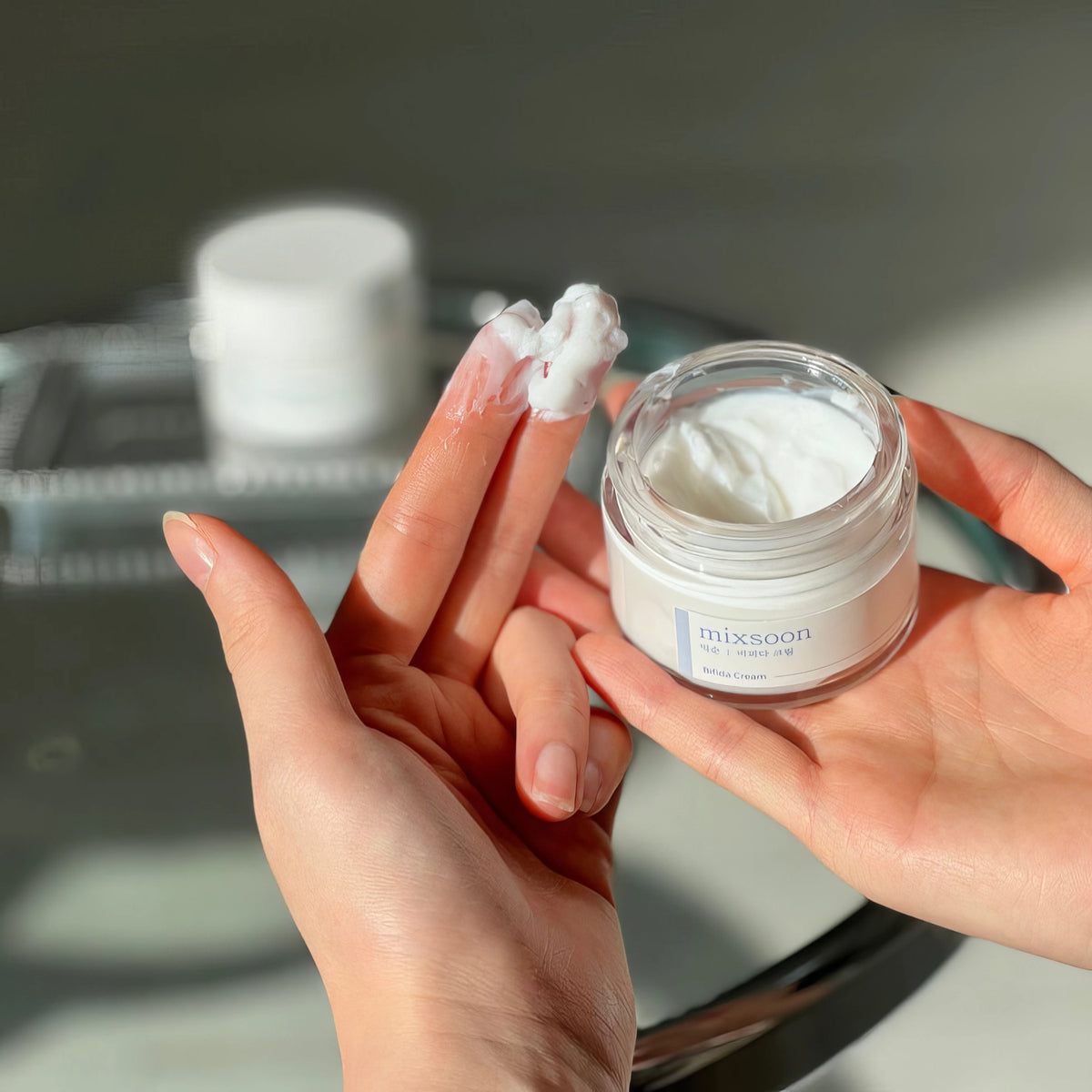 Mixsoon Bifida Creme 60ml – kleiner Tiegel mit Creme von einer Hand gehalten