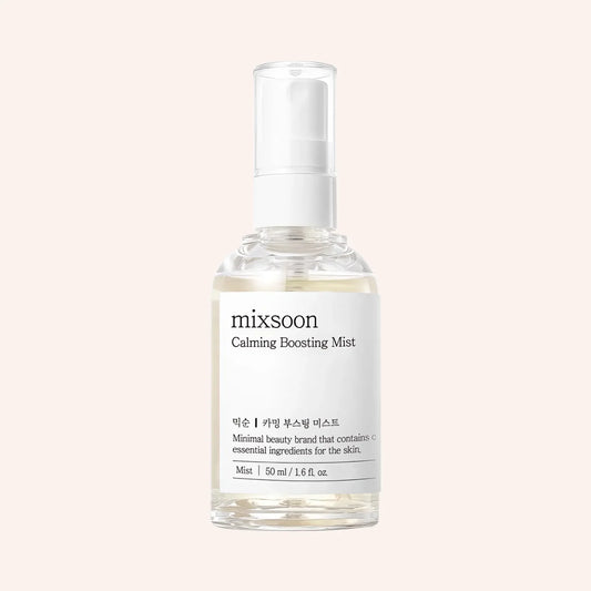 Mixsoon Calming Boosting Mist 50ml – weiße Sprühflasche mit kleinem Etikett oben vor schwarzem Hintergrund