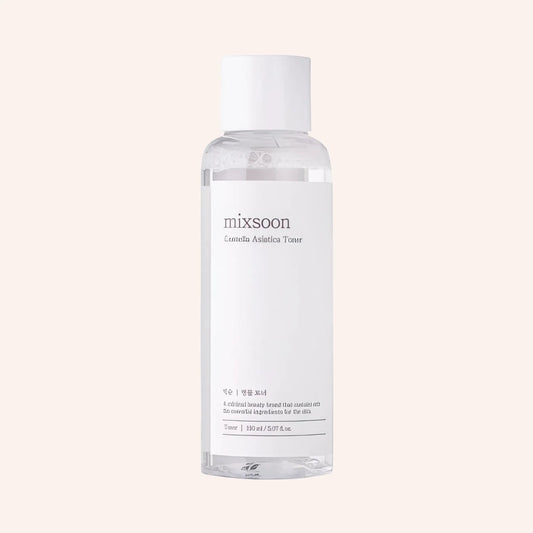 Mixsoon Centella Asiatica Toner 300ml – weiße Flasche mit klarem Unterteil vor frischen grünen Blättern