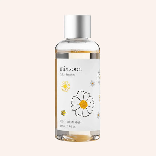 Mixsoon Daisy Essence 100ml – Pumpflasche mit Gänseblümchen-Etikett neben Blüten