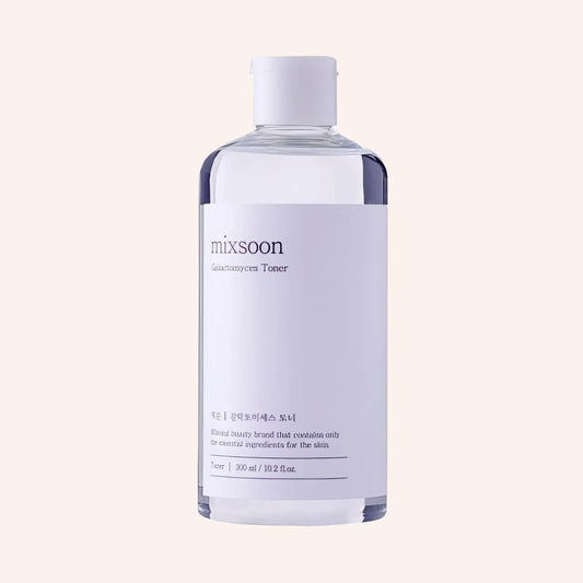 Mixsoon Galactomyces Ferment Toner 300ml – klare Flasche mit blauem Inhalt vor einfarbigem dunklem Grund