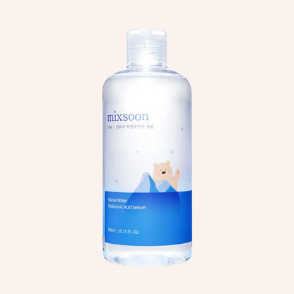 Mixsoon Glacier Water Hyaluronic Acid Serum 100ml – Flasche mit hellblauem Musteretikett vor dunklem Hintergrund