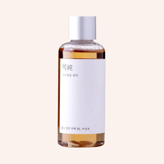 Mixsoon Heartleaf Essence 100ml – klare Flasche vor dunklem Grund mit Wassertropfen