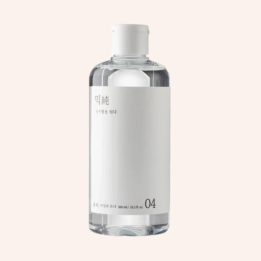 Mixsoon Heartleaf Toner 300ml – klare Kunststoffflasche mit Pumpkopf, kontrastreich vor schwarzem Hintergrund