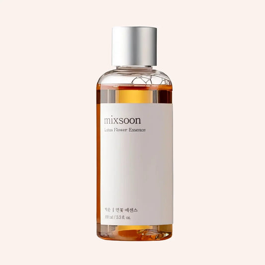 Mixsoon Lotus Flower Essence 100ml – klare Flasche mit silbernem Deckel vor Schwarz
