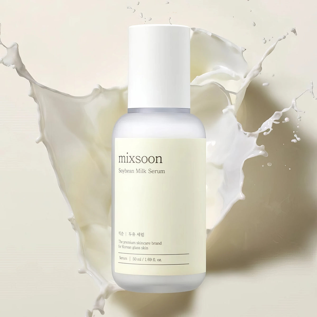 Mixsoon Soybean Milk Serum 50ml – Pipettenflasche mit grün-weißem Etikett vor milchig weißem Splash