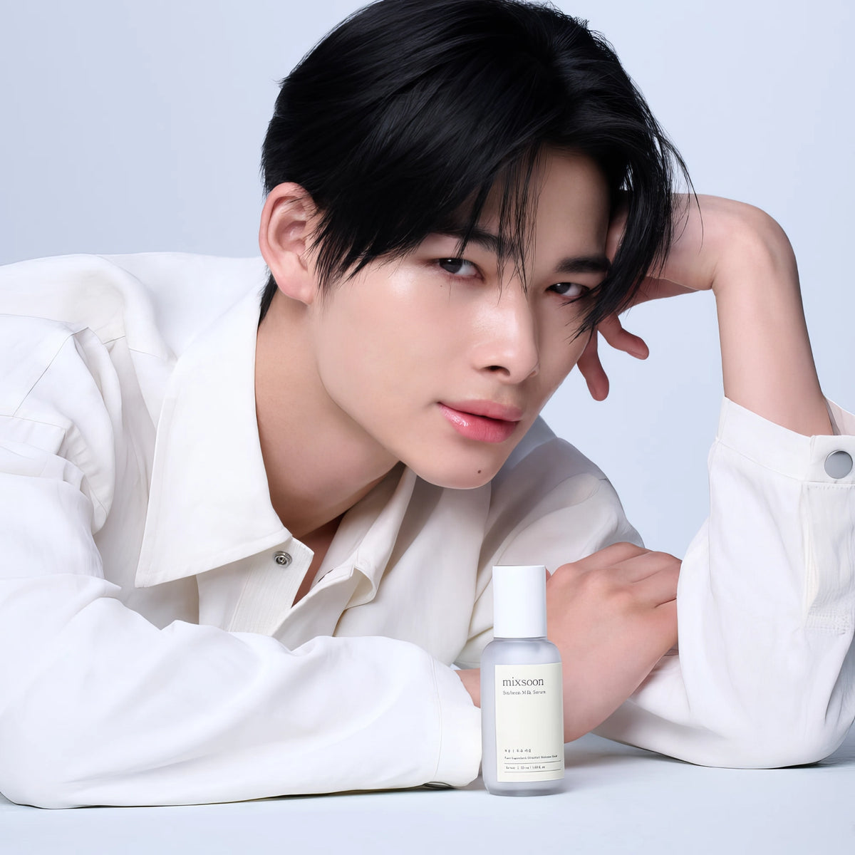 Mixsoon Soybean Milk Serum 50ml – Banner: Person mit dunklem Haar und weißem Hemd, Flasche vor Blättern