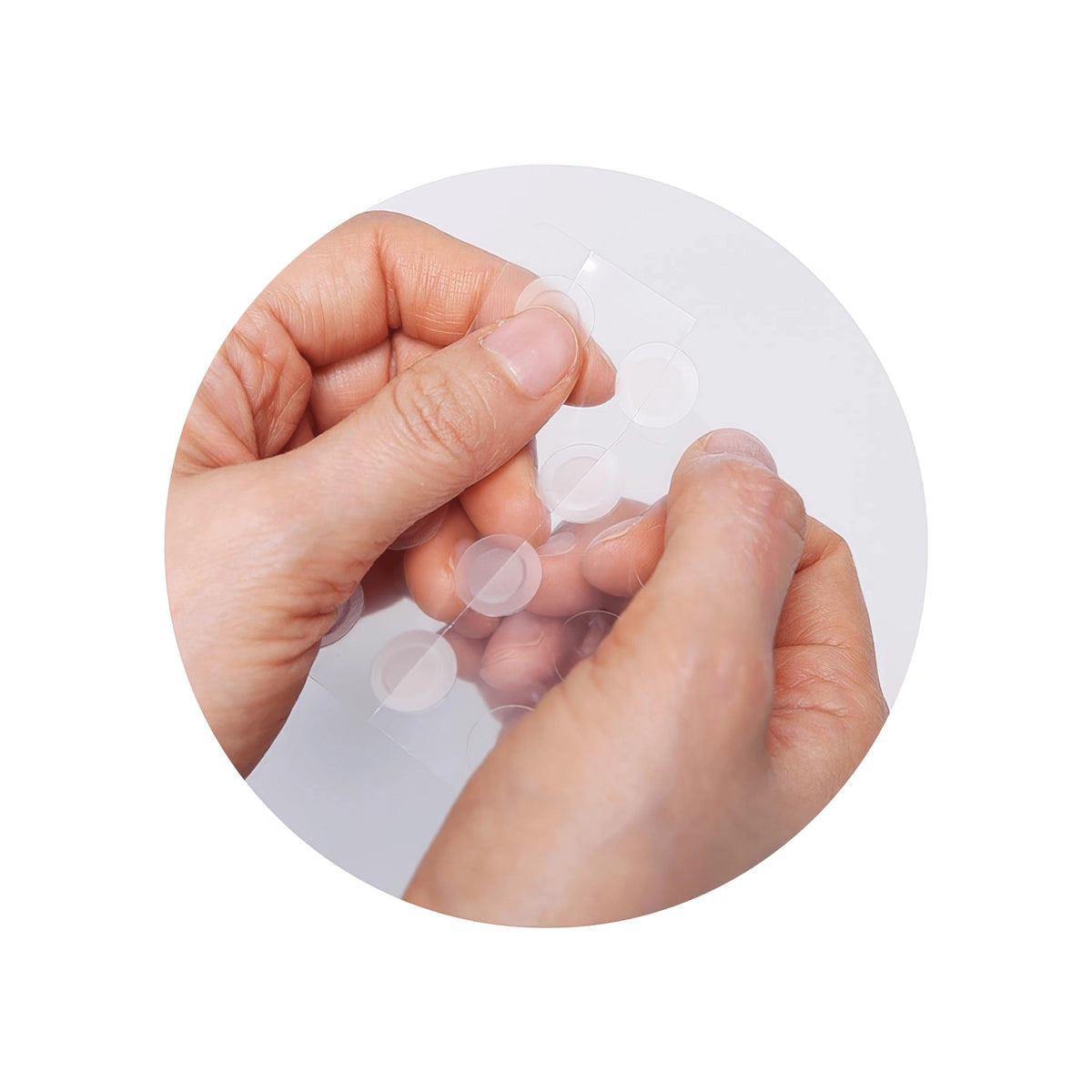 Neogen Dermalogy A-Clear Soothing Spot Patch 24St. – Runde Packung mit transparenten Patches, von einer Hand gehalten