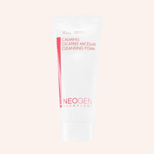 Neogen Dermalogy Calming Cica Tree Micellar Cleansing Foam 200ml – weiße Tube mit rotem Mittelband und rosa Oberteil auf Rosa