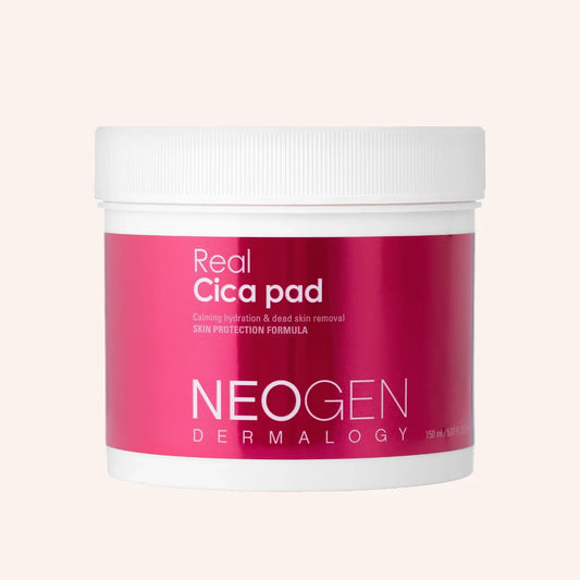 Neogen Dermalogy Real Cica Pad 90pcs/150ml – rosa-weißer Tiegel mit Pads vor schwarzem Hintergrund
