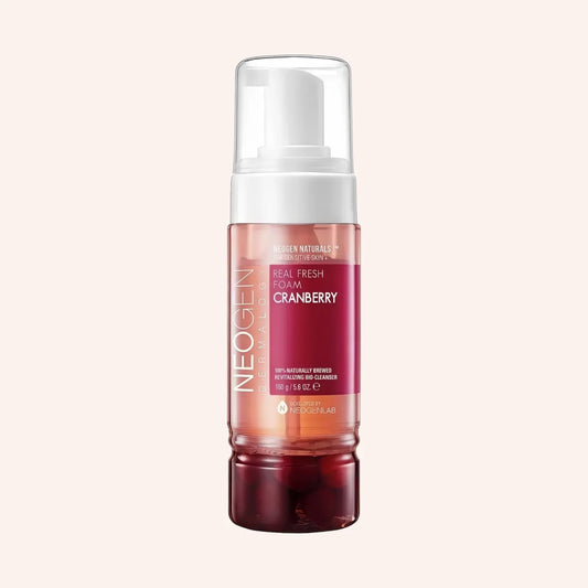 Neogen Dermalogy Real Fresh Foam Cranberry 160g – weiße Tube mit rosa schimmerndem Unterteil vor dunklem Grund