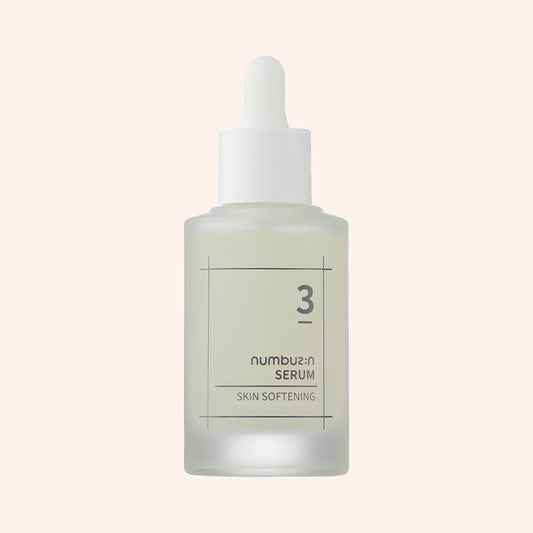 Numbuzin No.3 Skin Softening Serum 50ml – Pipettenflasche mit goldfarbenem Inhalt vor dunklem Hintergrund