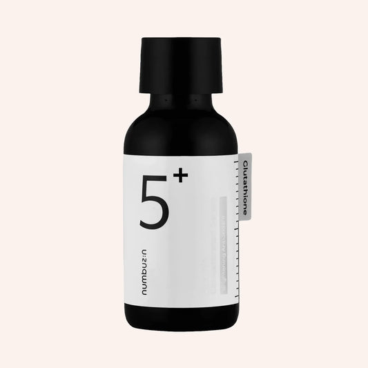 Numbuzin No.5 Vitamin Concentrated Serum 30ml – dunkel getönte Flasche mit weißem Etikett und schwarzer Schrift vor Schwarz