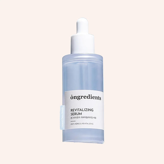 Ongredients Revitalizing Serum 50ml – Transparente Pipettenflasche vor blauem Hintergrund