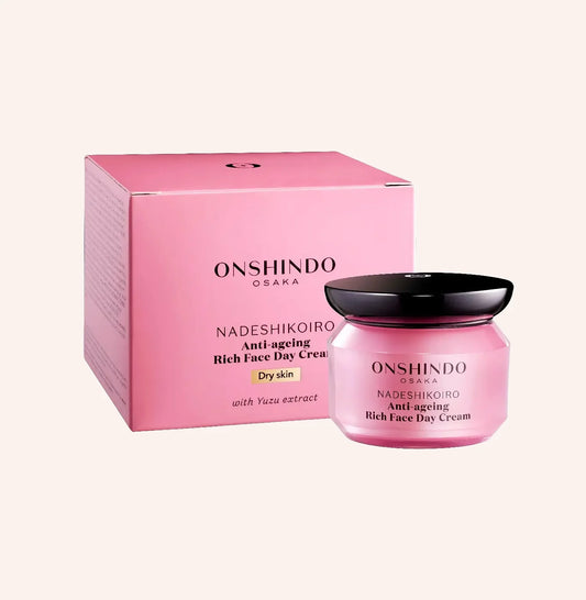 Onshindo Osaka Nadeshikoiro – Rich Face Day Cream (Dry Skin) 50ml – rosa Geschenkkarton, matt, mit schwarzem Oval, auf Rosa