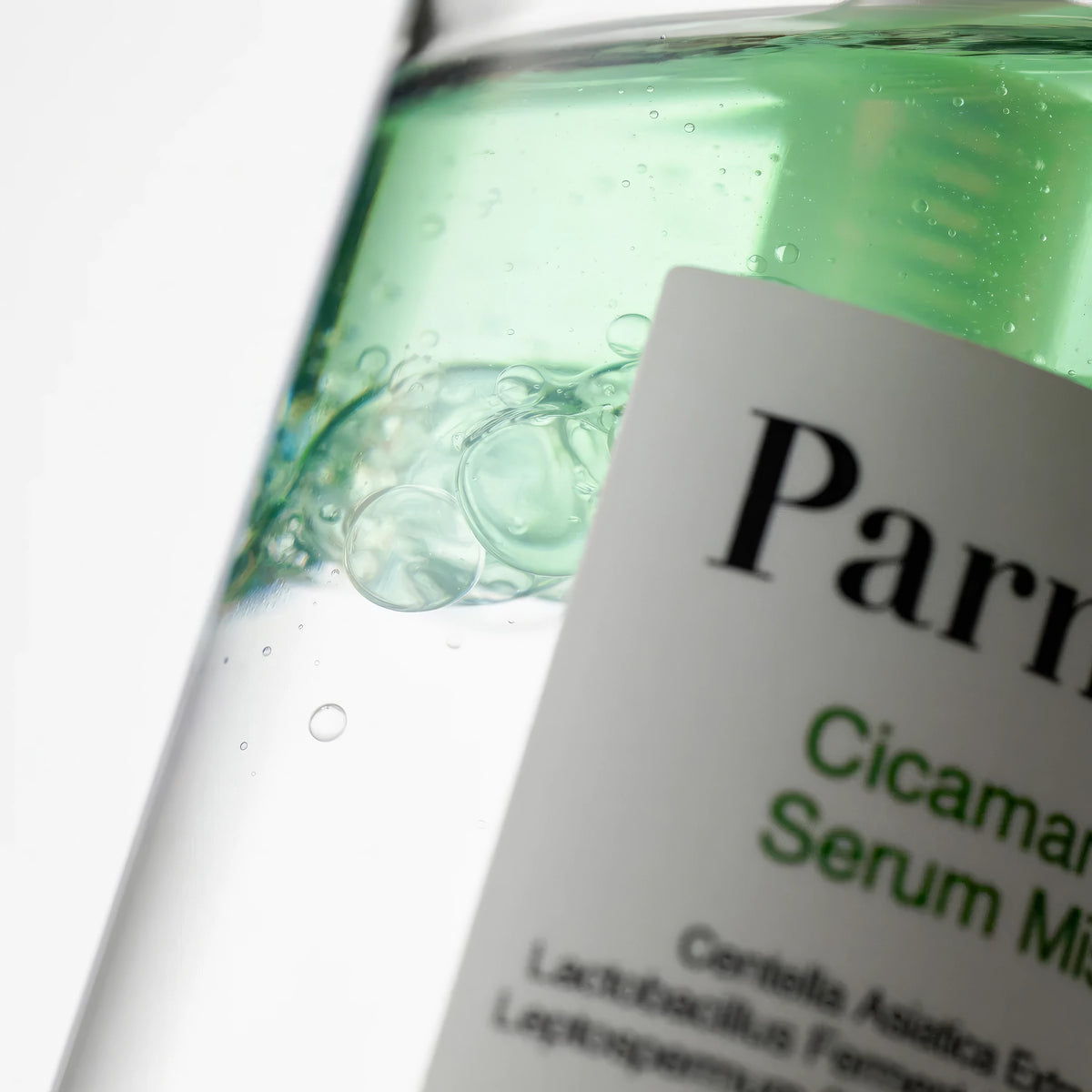 Parnell Cicamanu Serum Mist 50ml – klare Flasche mit grüner Kappe, Nahaufnahme