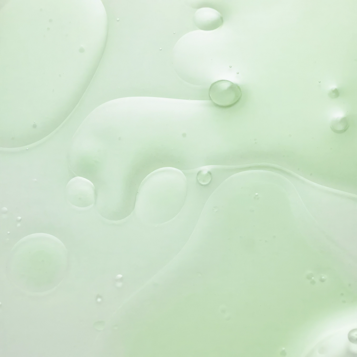 Parnell Cicamanu Serum Mist 50ml – zwei Fotos übereinander mit glänzender Textur und Wassertropfen