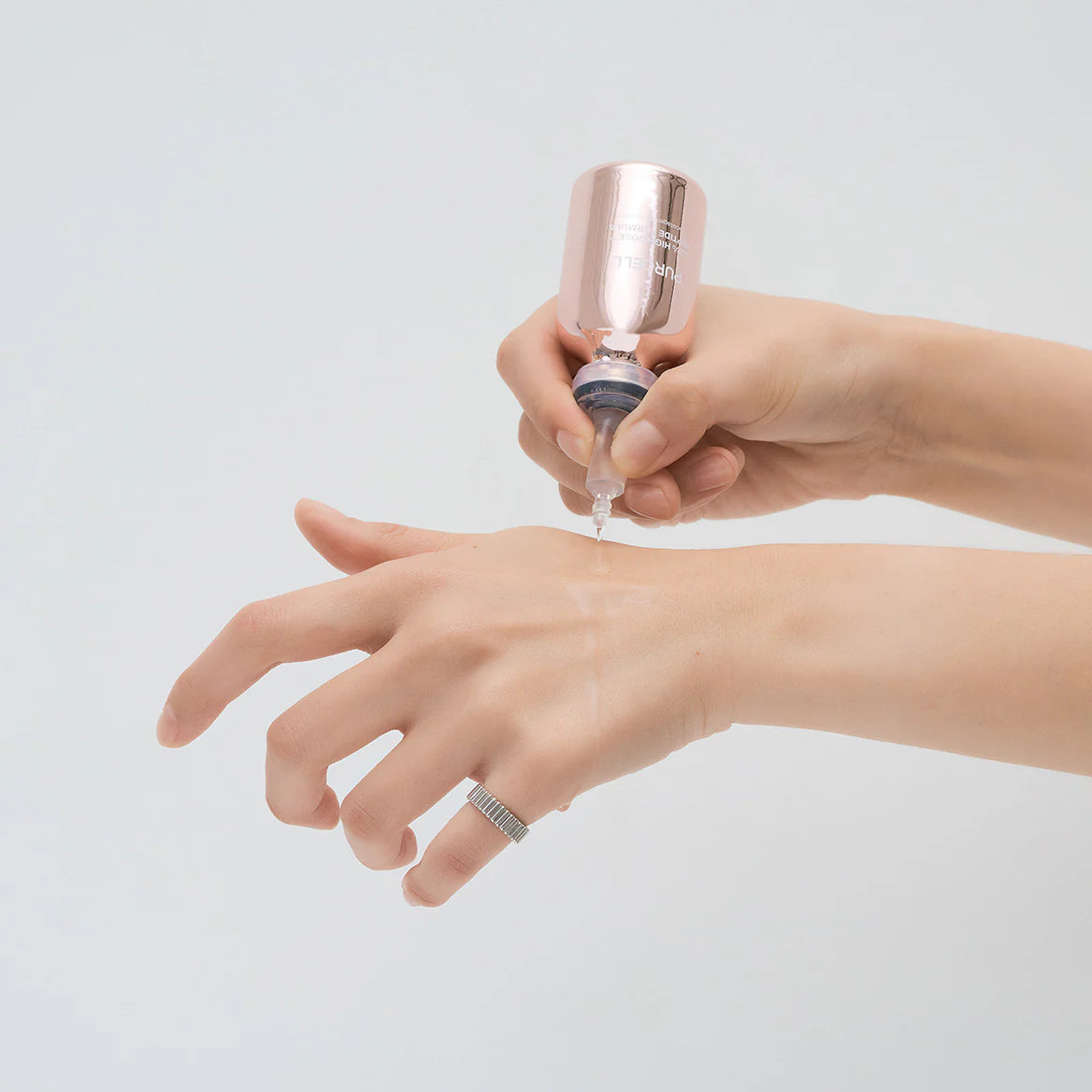 Purcell 82% High Dose Peptide Formula 30ml – Auftrag auf dem Handrücken aus der Flasche