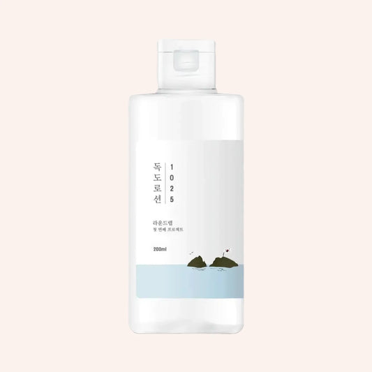 Round Lab 1025 Dokdo Lotion 200 ml – weiße Flasche mit Grafiketikett auf weißem Grund