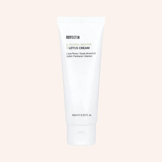 Rovectin Calming Lotus Cream 60ml – weiße Tube aufrecht vor dunklem, strukturiertem Hintergrund