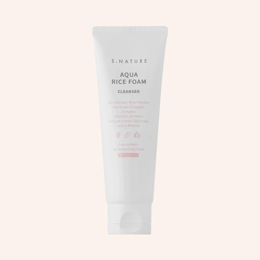 S.Nature Aqua Rice Foam Cleanser 80ml – Weiße Tube mit roter Schrift vor schwarzem Hintergrund