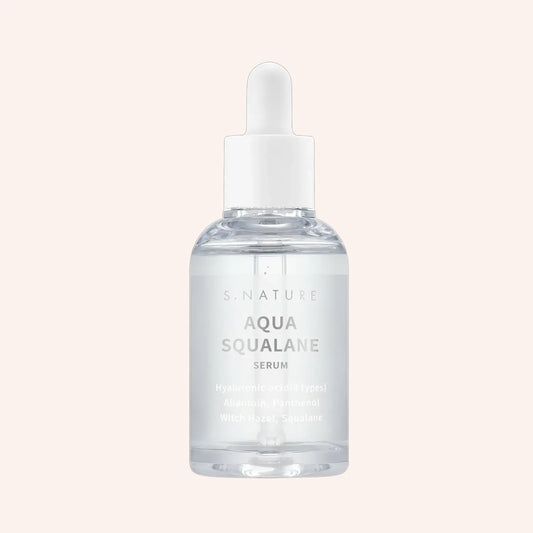 S.Nature Aqua Squalane Serum 50ml – Pipettenflasche mit weißem Etikett, umspielt von Wasser
