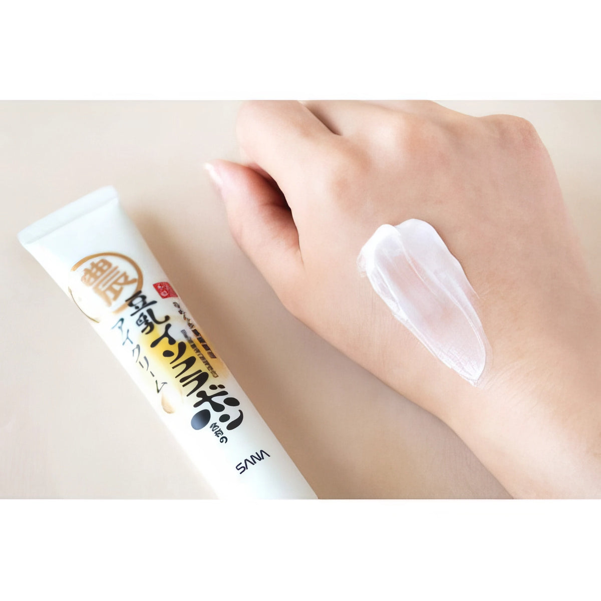 Sana Nameraka Honpo Wrinkle eye cream 20g – Zweiteiliges Bild mit Hand, die eine Tube hält, und Tube im Umfeld