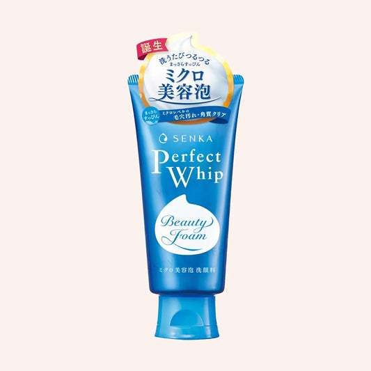 Shiseido Senka Perfect Whip Cleansing Foam 120g – zylindrische Tube in Blau, Weiß und Gelb vor schwarzem Hintergrund