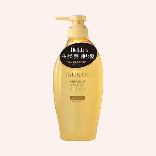 Shiseido Tsubaki Premium Volume Repair Shampoo 450ml – Flasche mit schmalem Hals und gelbem Inhalt vor dunklem Grund