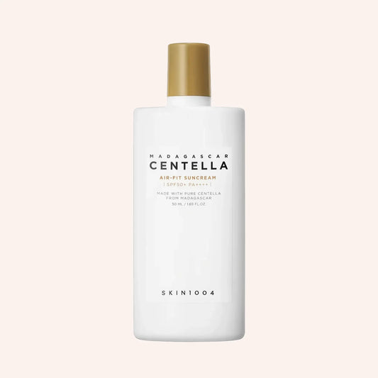 SKIN1004 Madagascar Centella Air-Fit Suncream Plus SPF50+ PA++++ 50ml – Tube mit goldfarbenem Folieneffekt vor Schwarz