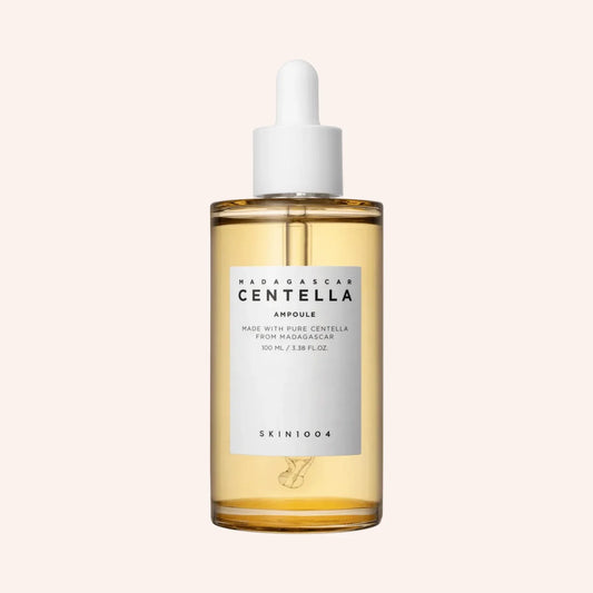SKIN1004 Madagascar Centella Asiatica Ampoule 100ml – transparente Glasflasche mit weißem Etikett vor schwarzem Hintergrund