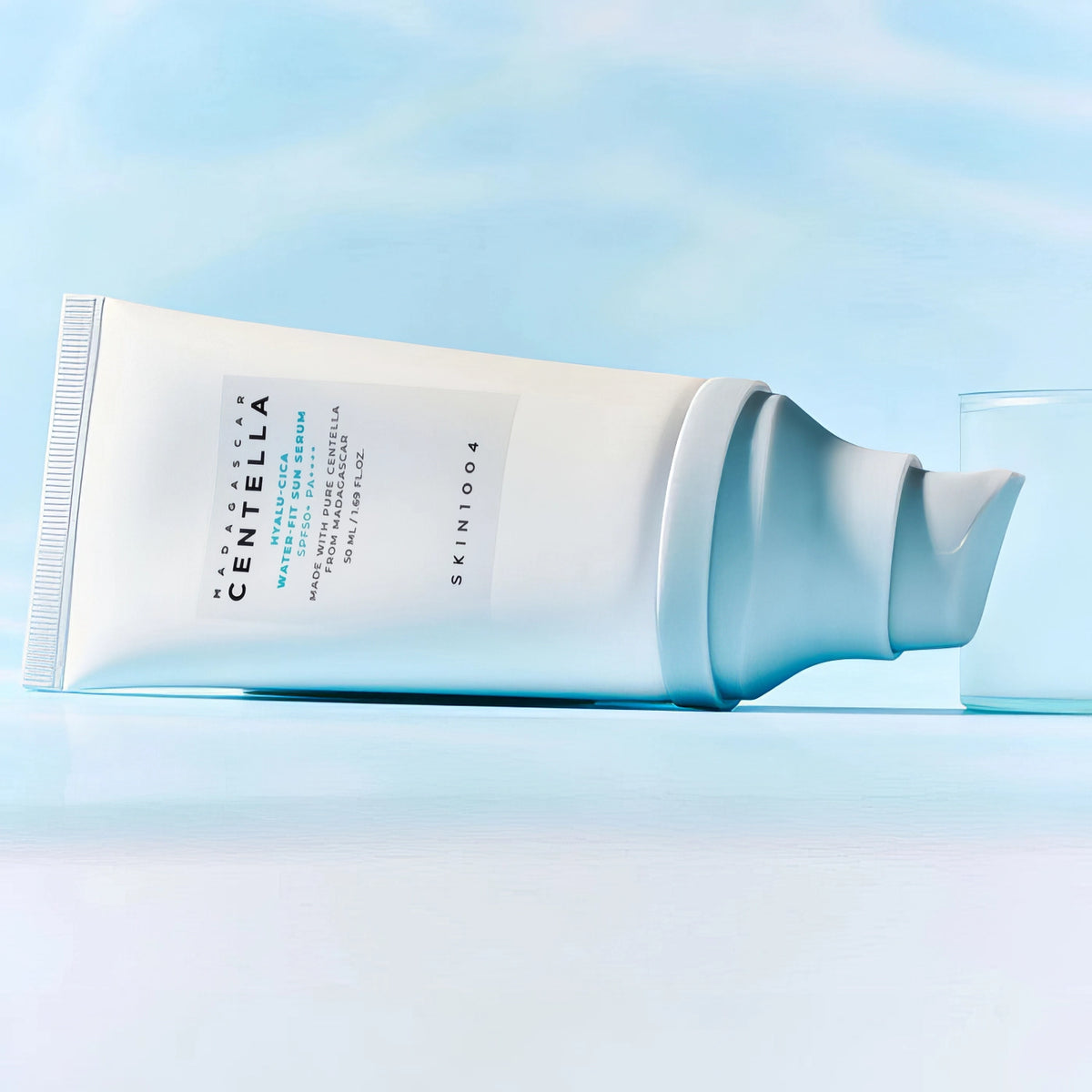 SKIN1004 Madagascar Centella Hyalu-Cica Water-Fit Sun Serum SPF50+ PA++++ 50ml – Zwei weiße Tuben, links vor Blauverlauf