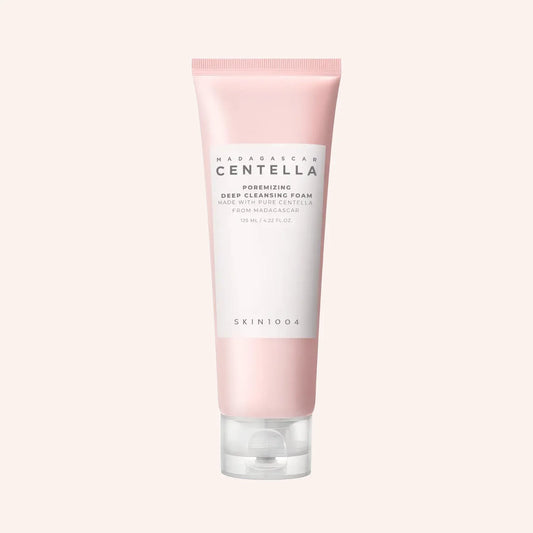 SKIN1004 Madagascar Centella Poremizing Deep Cleansing Foam 125ml – weiße Tube mit rosa Kappe auf rosa Hintergrund