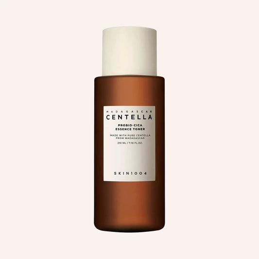 SKIN1004 Madagascar Centella Probio-Cica Essence Toner 210ml – Pumpflasche vor dunklem Hintergrund mit Wasser