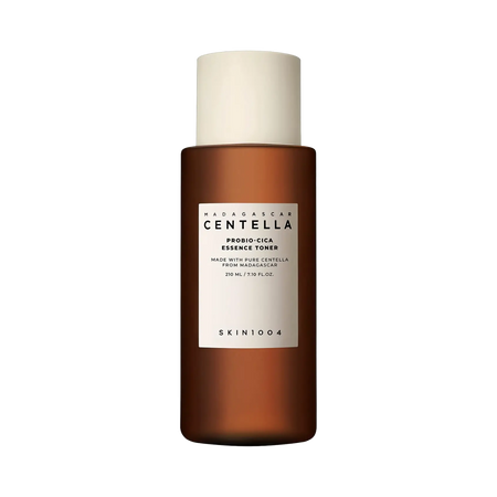 SKIN1004 Madagascar Centella Probio-Cica Essence Toner 210ml – Pumpflasche vor dunklem Hintergrund mit Wasser