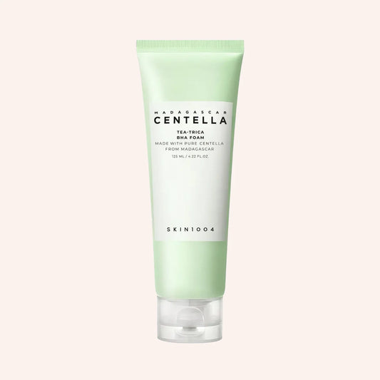 SKIN1004 Madagascar Centella Tea-trica BHA Foam 125ml – weiße Tube mit umlaufendem Etikett, daneben Schaumtextur