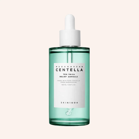 SKIN1004 Madagascar Centella Tea-Trica Relief Ampoule 100ml – kobaltblaue Pumpflasche mit weißem Etikett auf blauem Grund