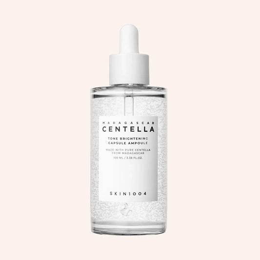SKIN1004 Madagascar Centella Tone Brightening Capsule Ampoule 50ml – klare Pipettenflasche vor dunklem Hintergrund