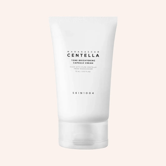 SKIN1004 Madagascar Centella Tone Brightening Capsule Cream 75ml – halbtransparente Tube aufrecht vor Schwarz